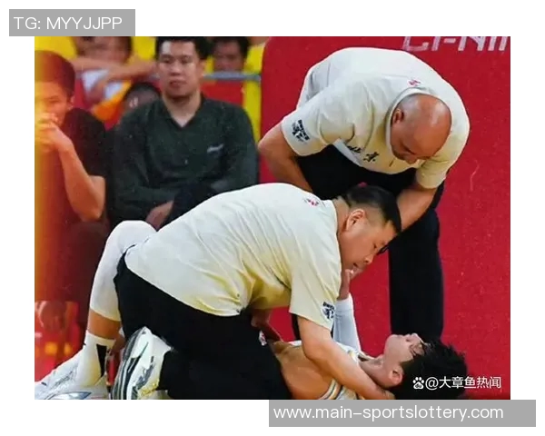 周鹏眼睛被戳裁判未响哨，CBA半决赛再现争议判罚引发热议