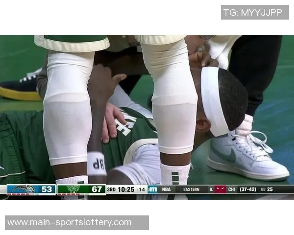 看着就痛!波蒂斯上篮被CC顶到下体痛苦倒地 看着就痛!波蒂斯上篮被CC顶到下体痛苦倒地